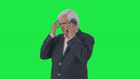 분노한 인도 고위 관리자가 전화로 소리를 지르며 녹색 화면