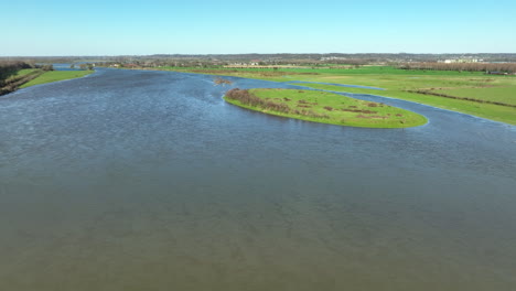 Ruhiges-Wasser-Der-Maas-Und-Grüne-Wiese-Im-Sommer