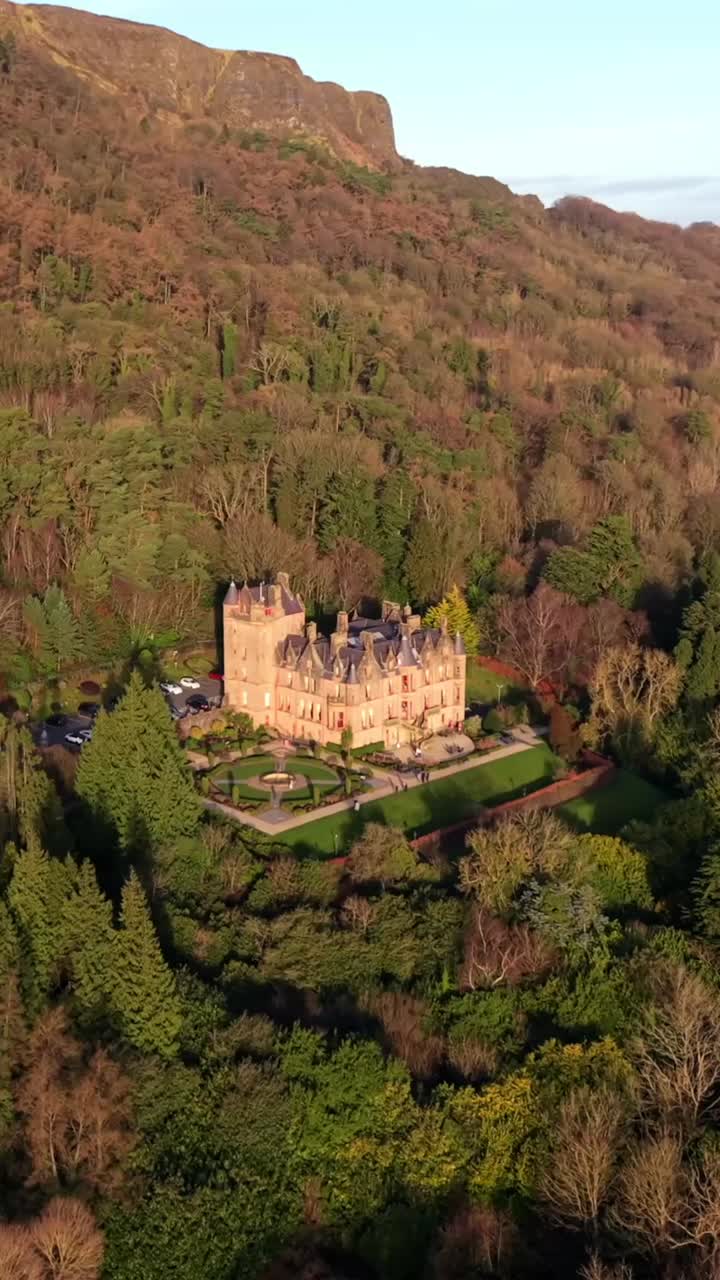 Video aereo in senso antiorario con rapporto social del castello di Belfast e Cave Hill a North Belfast, Irlanda del Nord, nel Regno Unito. Prodotto con colore Rec709.