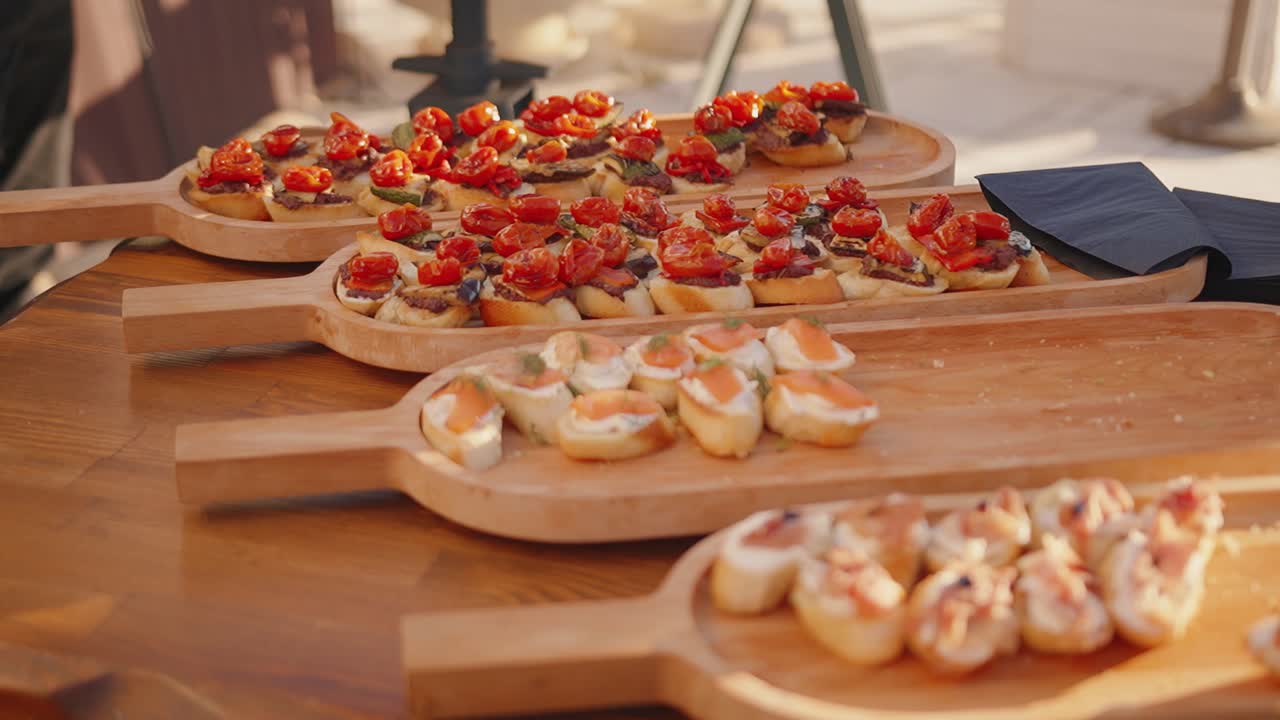 Ambiente esterno con deliziosi vassoi di antipasti, perfetti per le feste.