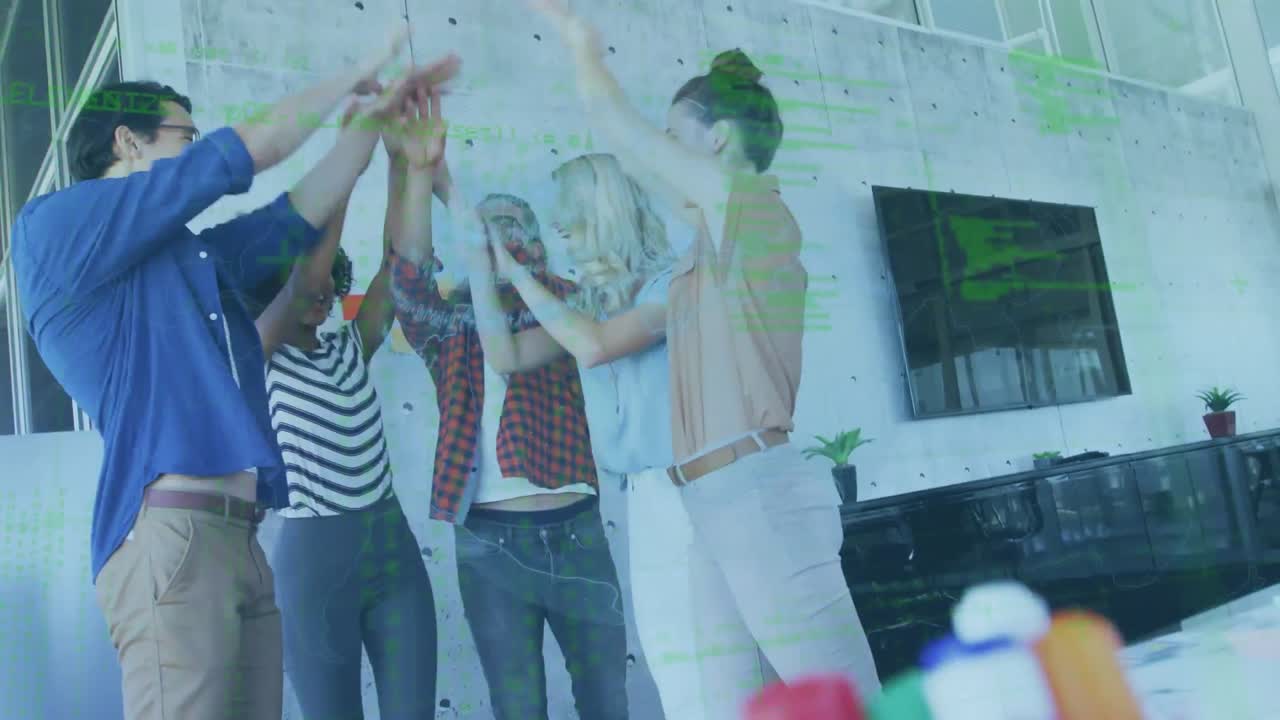 행복한 사업가들이 손을  ⁇ 고 있는 데이터 처리의 애니메이션