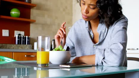 mujer comiendo en la cocina en casa 4k