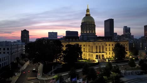 Edificio-Del-Capitolio-Del-Estado-De-Georgia-En-Atlanta,-Georgia-De-Noche-Con-Video-De-Drones-De-Cerca-Moviéndose-Hacia-Arriba