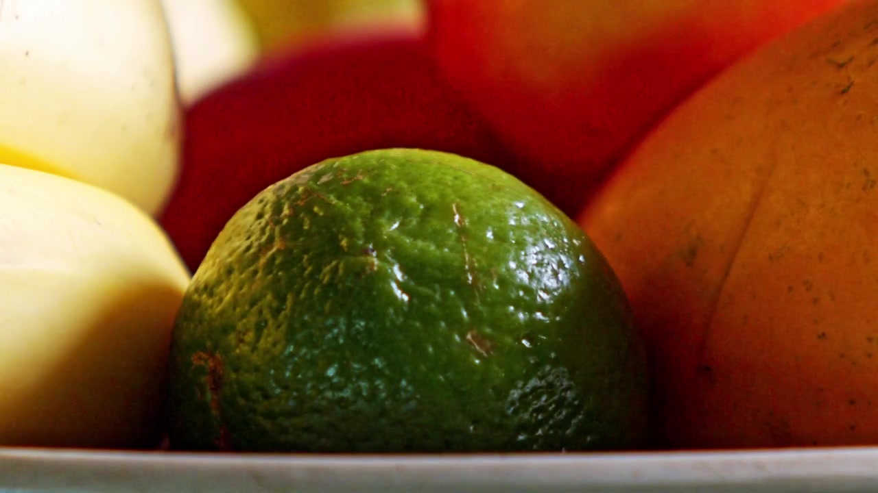 Limas jugosas, tan ácidas y brillantes, anidadas entre frutas, una vista vibrante.