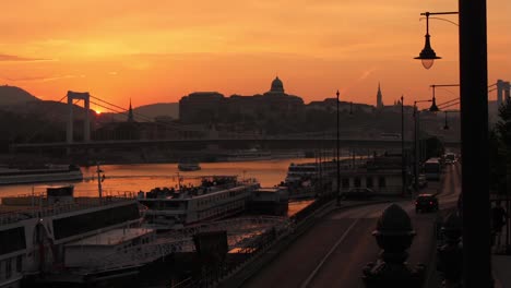 Hermosas-Secuencias-De-Uno-De-Los-Atardeceres-De-Verano-En-El-Centro-De-La-Ciudad-De-Budapest,-Hungría