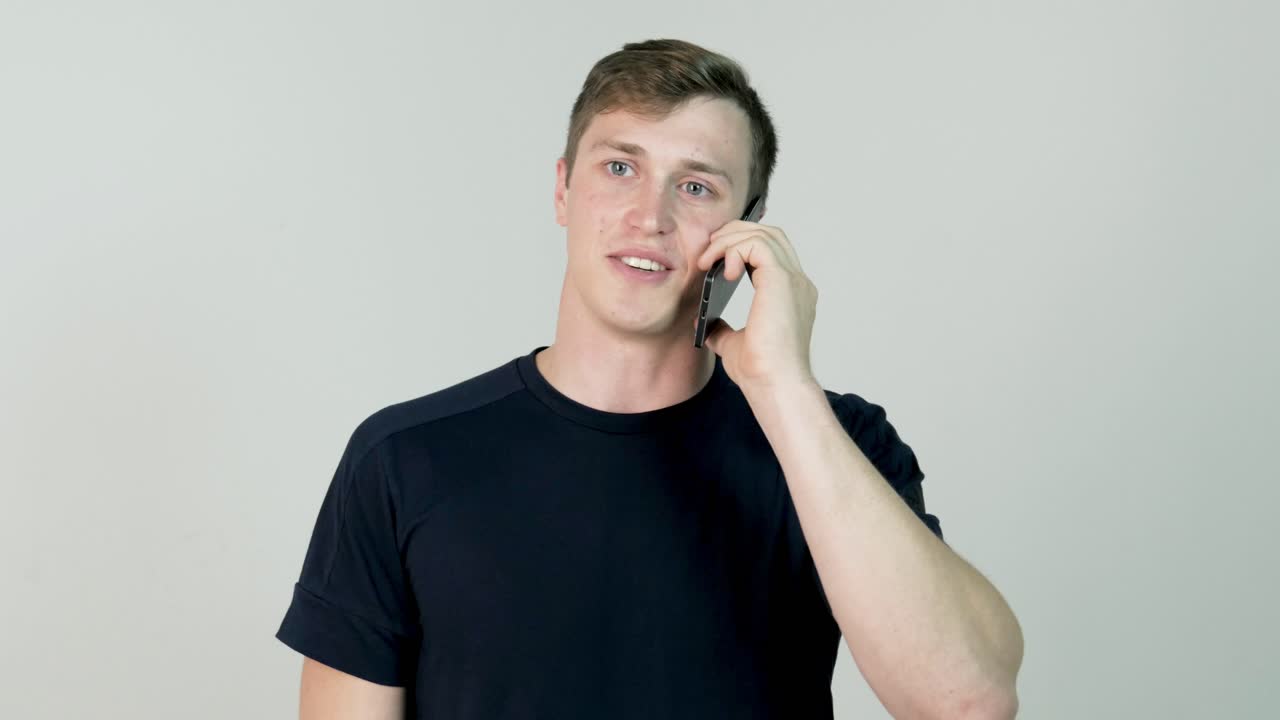 스마트폰으로 대화하는 젊은 남자