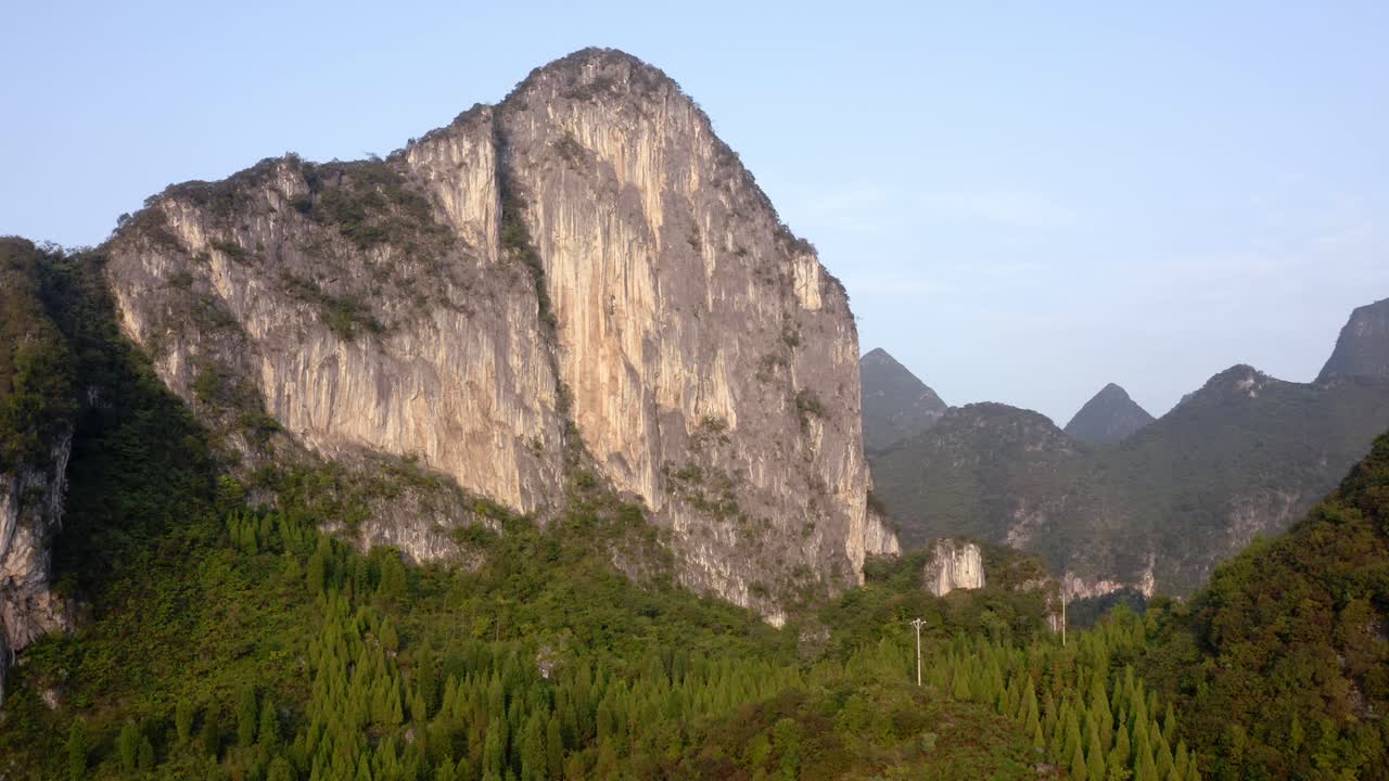hermosa cara de roca de montaña kárstica en el remoto campo chino, vista aérea