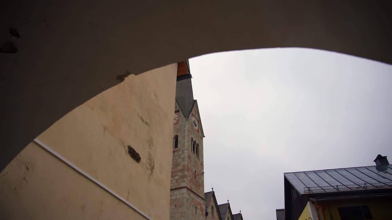 clip filmado en europa en austria desde un pueblo llamado hallstatt que está junto a un lago