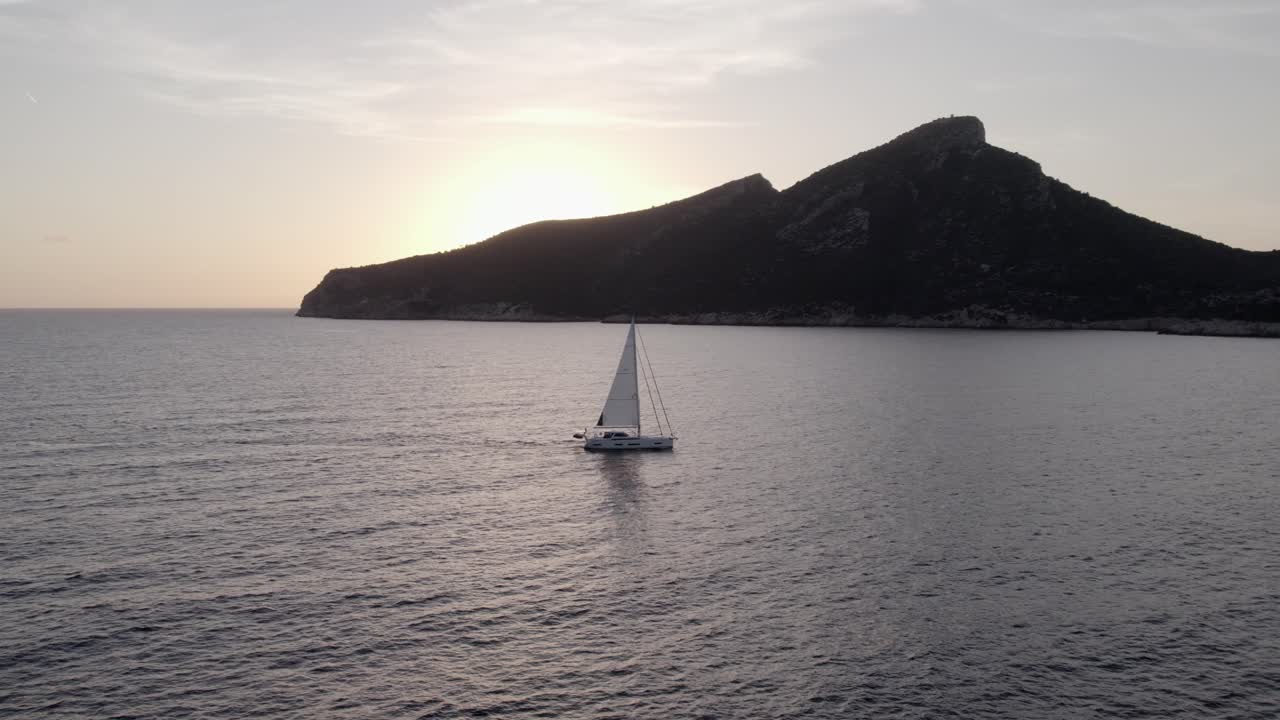 Purjejahti saaren kallioiden lähellä, Dragonera, Mallorca, Espanja