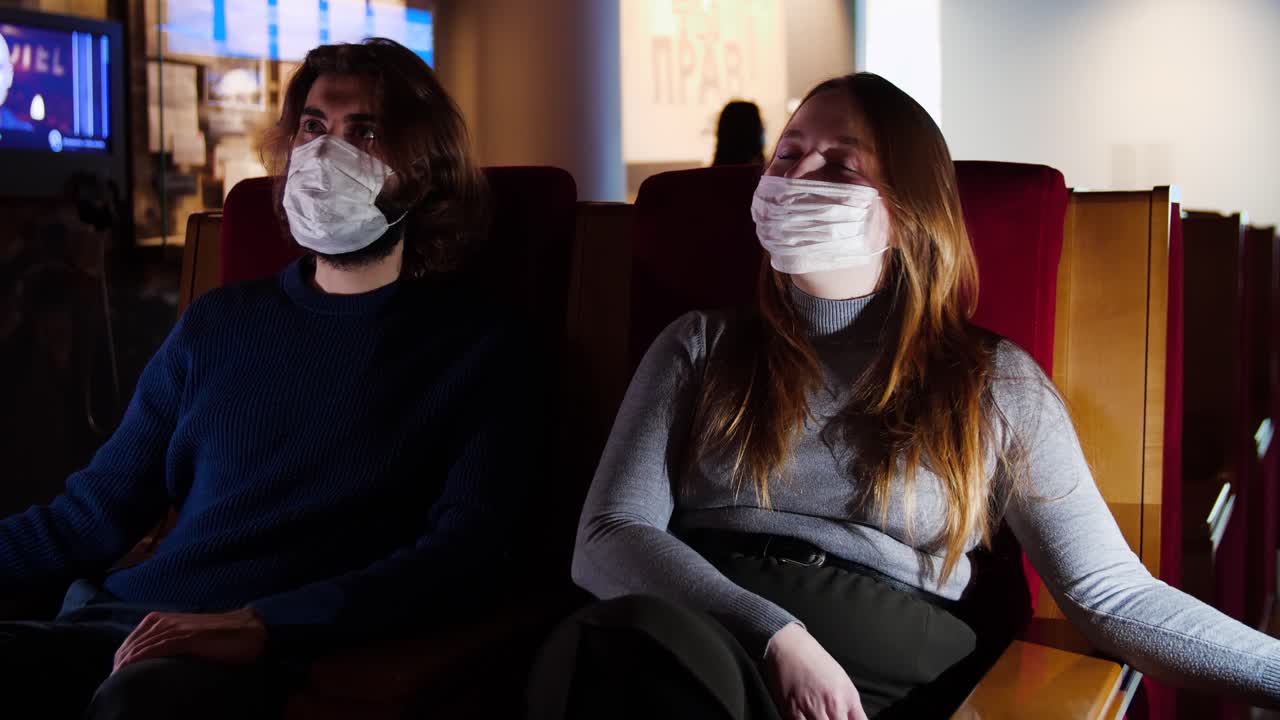 visitantes del museo con máscaras