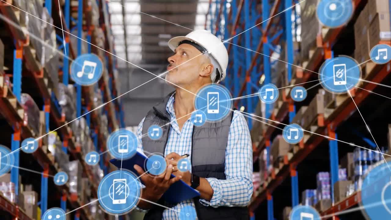 animación de la red de iconos sobre caucásico supervisor masculino de alto nivel comprobando el stock en el almacén