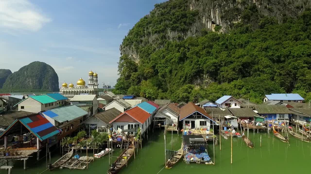 koh phanyee tradicional pueblo pesquero musulmán flotante rodeado de acantilados de piedra caliza en la bahía de phang nga