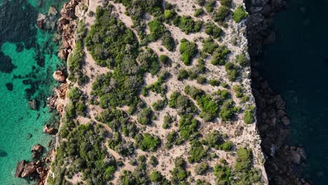 Erstaunliche-Klippe-Und-Meer-Mit-Sonne-Und-Schatten-Von-Oben-Nach-Unten-Drohnenaufnahme-Der-Natur