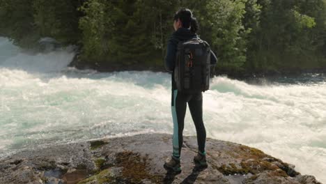 Wandernde-Frau-Geht-Mit-Einem-Wanderrucksack-In-Der-Wunderschönen-Natur-Norwegens-Spazieren.