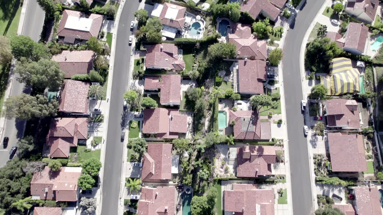 toma aérea de arriba hacia abajo de un barrio residencial en la ciudad de calabasas, ee.uu.