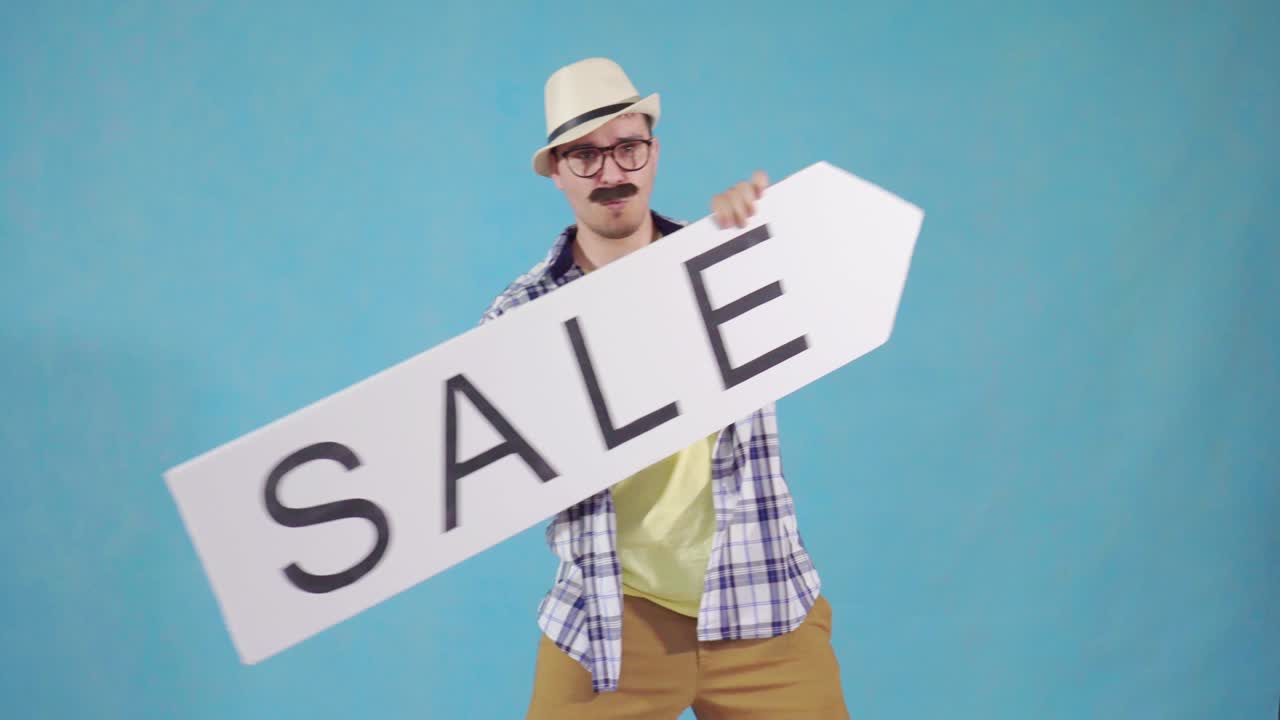 파란색 배경에 표지판 판매와 함께 수염을 가진 재미있는 남자