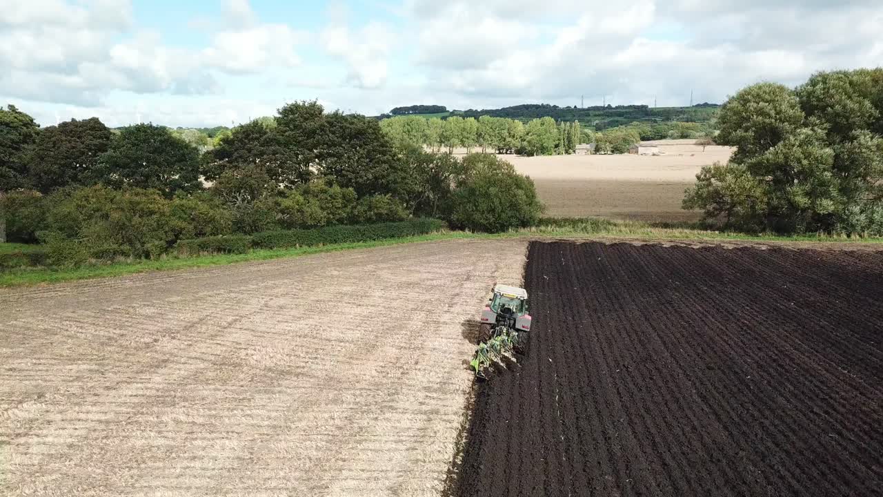 imágenes aéreas sobre el campo de arado del tractor