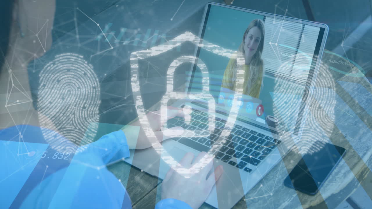 animación de un candado de seguridad en línea sobre una mujer de negocios caucásica en una videollamada por computadora portátil