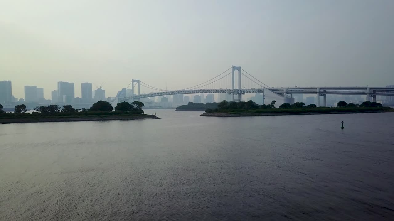 레인보우 브릿지로 곧장 물 위를 날아가는 근접 비행