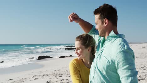 Verliebtes-Paar-Genießt-Gemeinsam-Die-Freizeit-Am-Strand