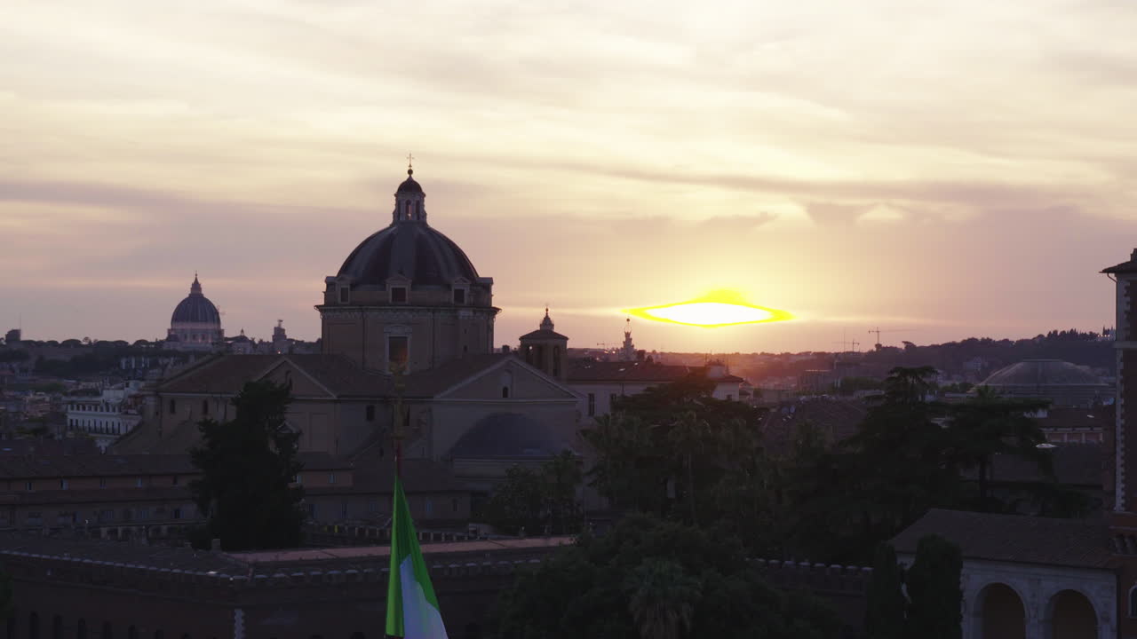 Tramonto a Roma, Italia, con lo skyline della città.