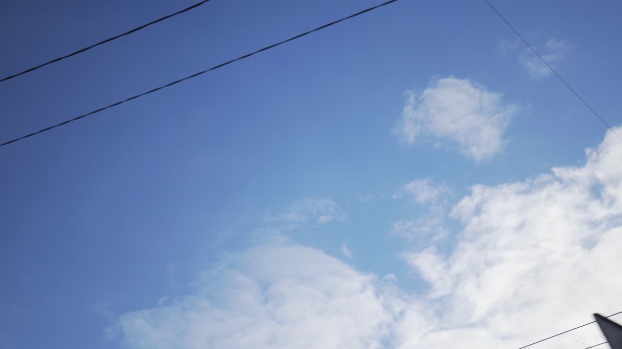 전력 라인이 있는 구름이 많은 파란 하늘