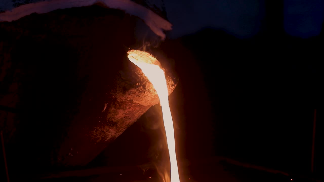 la fundición de metal requiere horno a alta temperatura y la fusión hace que las luces parezcan fuegos artificiales en