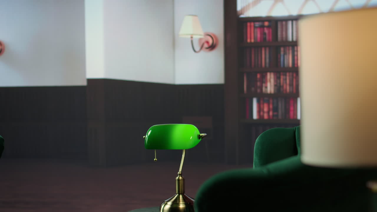 acogedora sala de lectura con lámpara verde y sillones