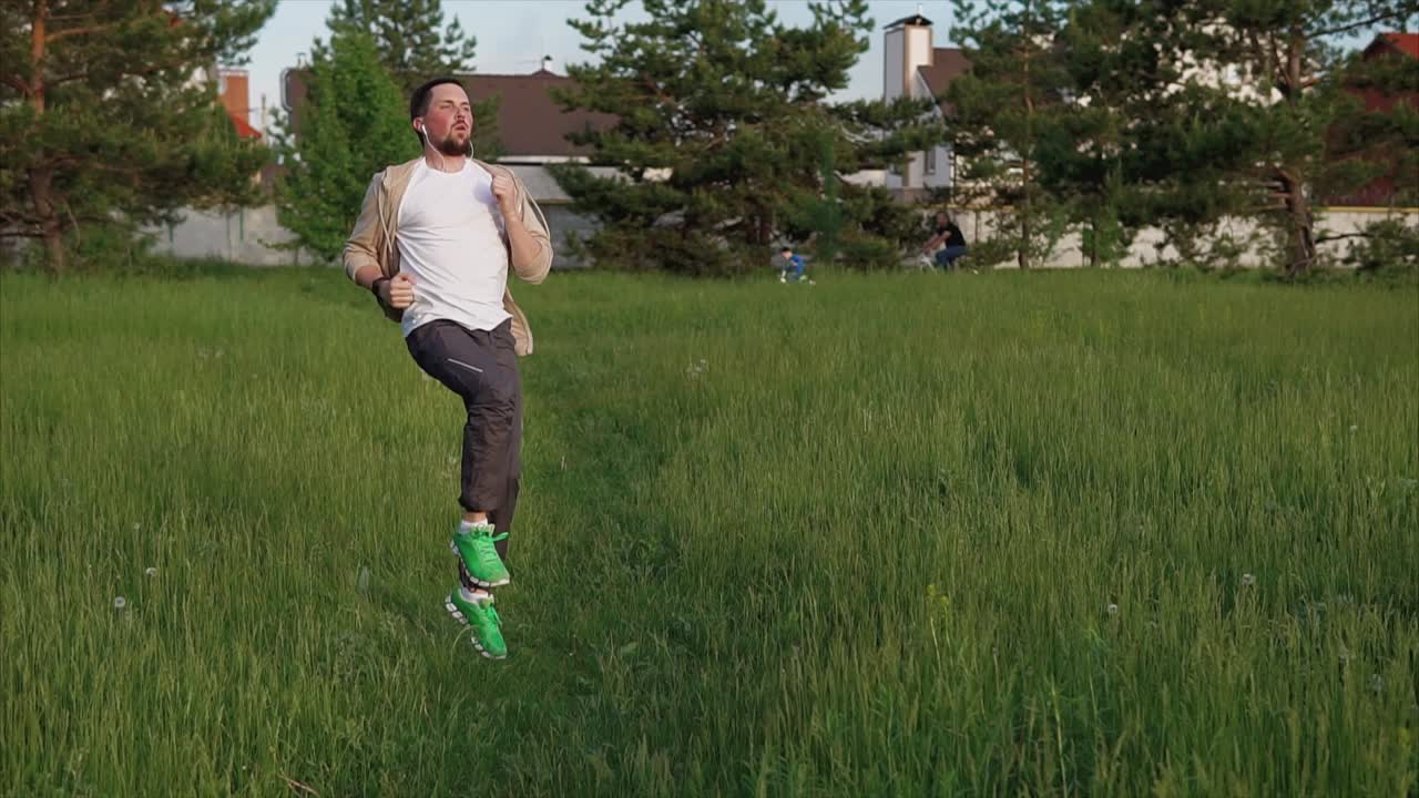 공원에서 운동 하는 남자