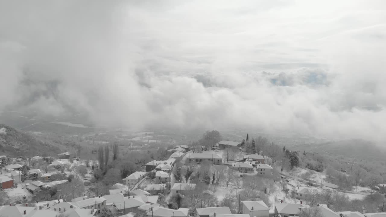 눈 덮인 산, 그리스 전통 마을의 항공 영상 5