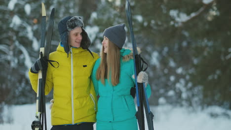 Un-Hombre-Y-Una-Mujer-Esquiando-En-El-Bosque-De-Invierno