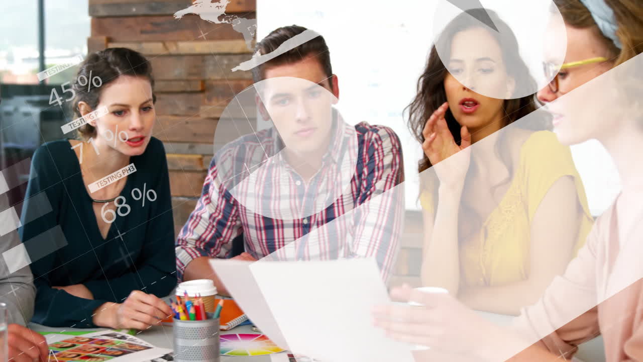 animación del procesamiento de datos financieros sobre diversas personas de negocios en la oficina