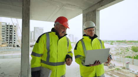 Ingeniero-Civil-Y-Arquitecto-Con-Computadora-Portátil-Están-Examinando-La-Inspección-Del-Edificio-En-Construcción