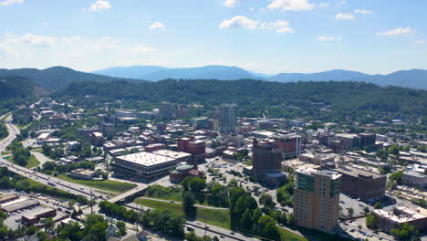 Drohnen-Umlaufbahn-über-Der-Innenstadt-Von-Asheville-Mit-Bergen-Im-Hintergrund