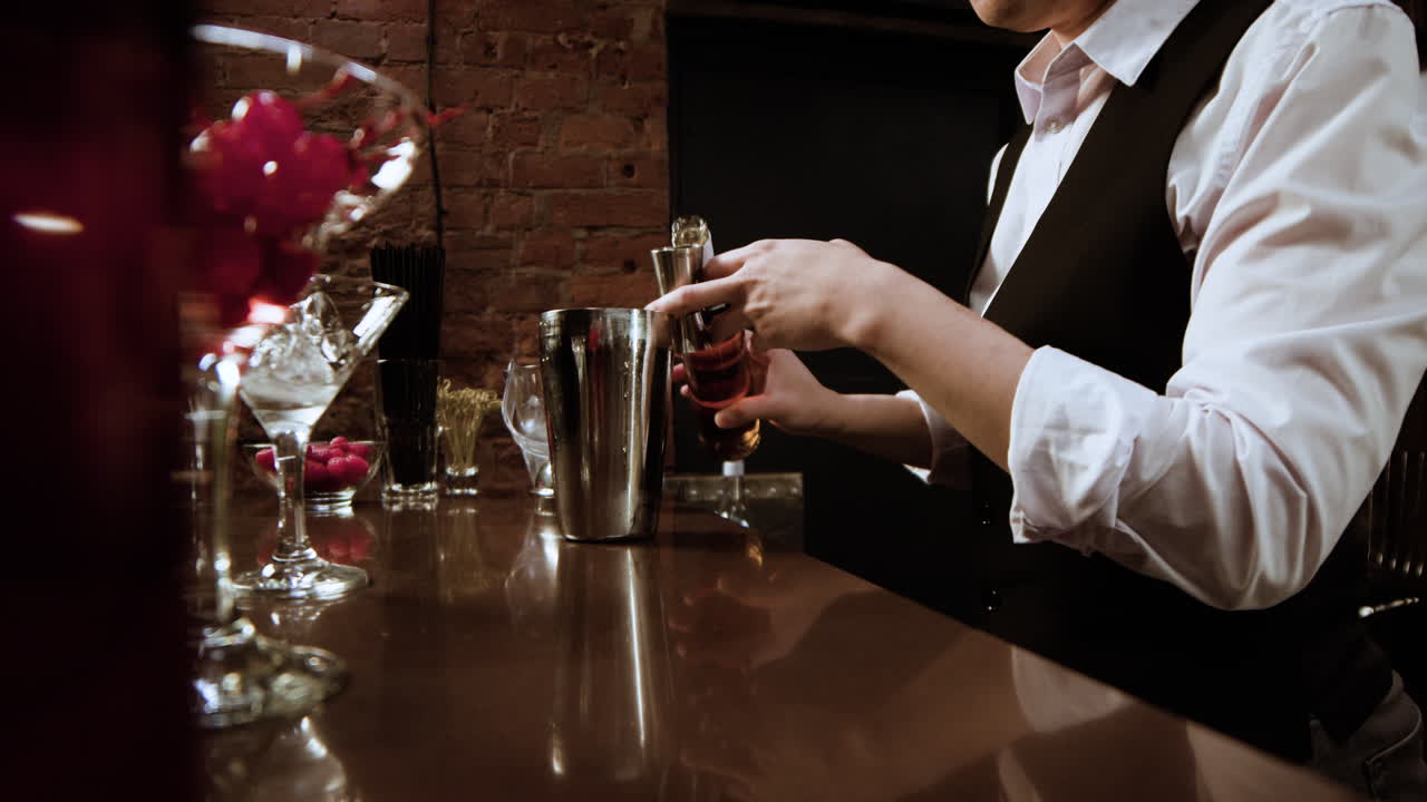 칵테일을 준비하는 바텐더