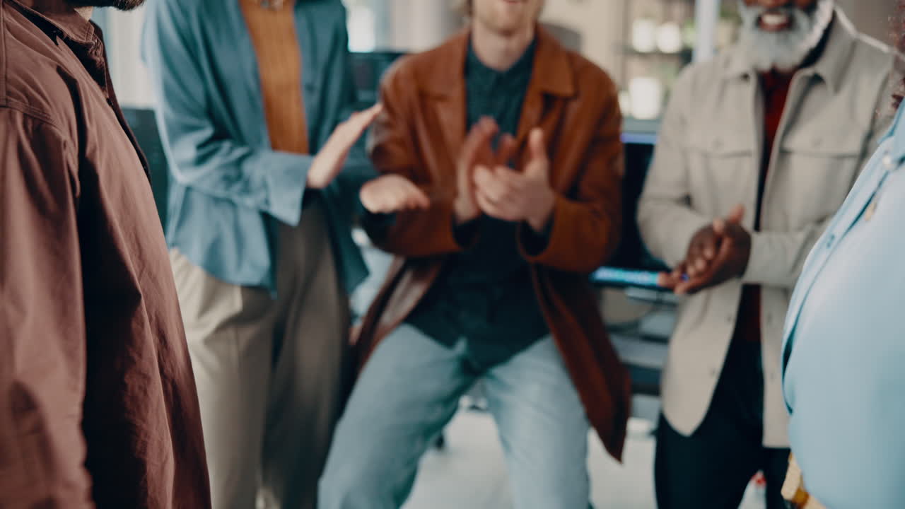 Team som feirer suksess på kontoret