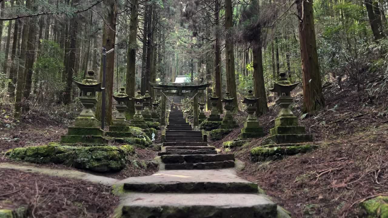 Misteriosi gradini in pietra del tempio giapponese Kamishikimi