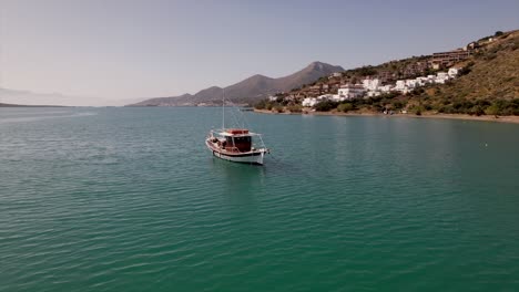 Barco-En-El-Mar-Mediterráneo