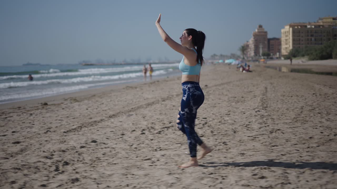 해변 에서 운동 하는 여자