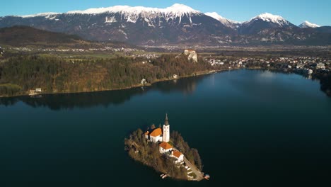 increíble vista aérea por encima del famoso lago bled de eslovenia