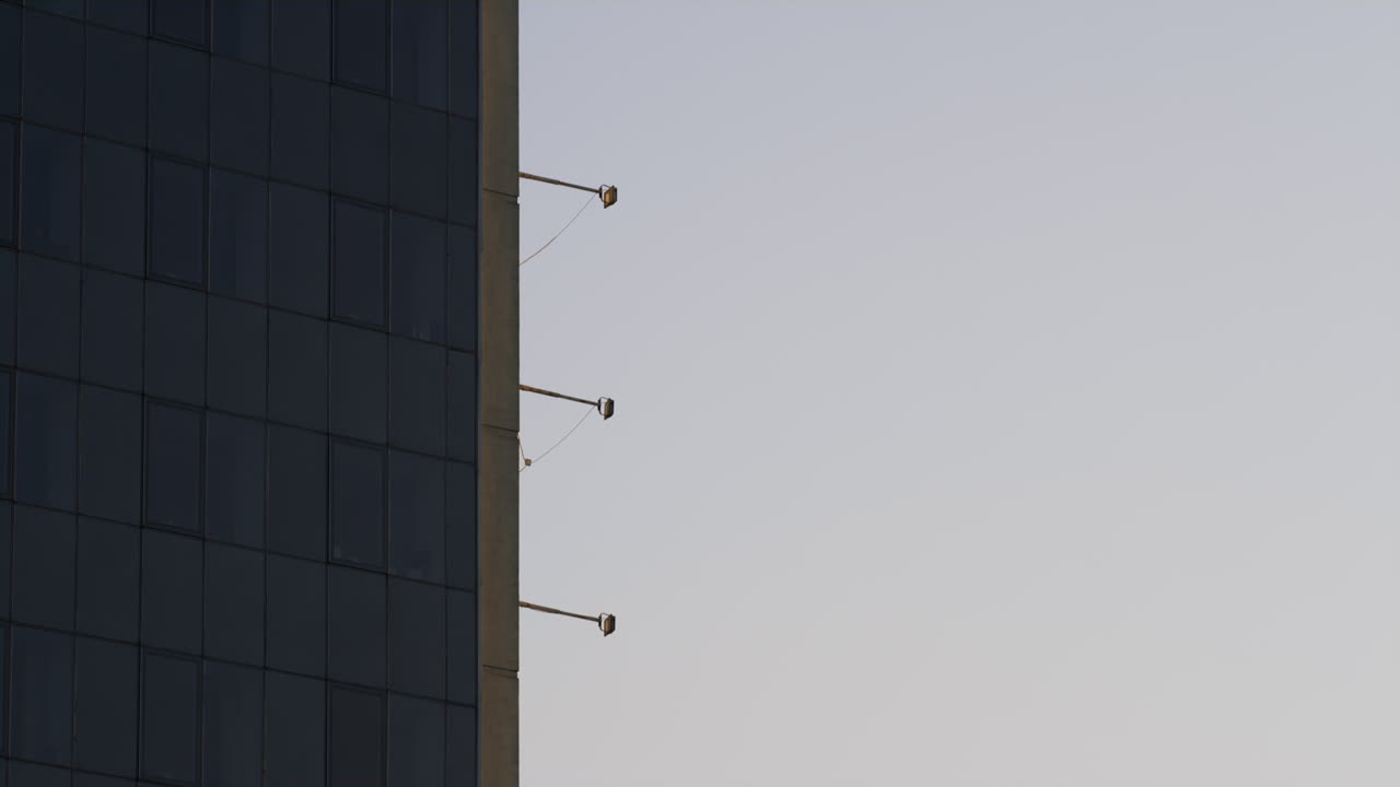 Fachada acristalada de edificio de oficinas en la hora dorada, vista de dron. Arquitectura urbana.