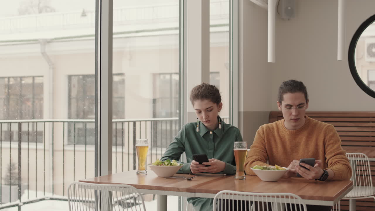 커플 이 눈 인 날 카페 에서 점심 을 즐기고 있다