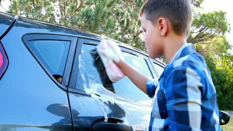 niño lavando un coche 4k