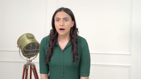 una mujer india con los ojos abiertos.