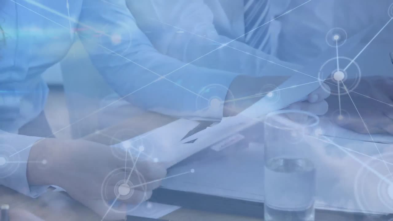 카우카스계 사업가들의 손을 통해 연결을 활성화하는 것