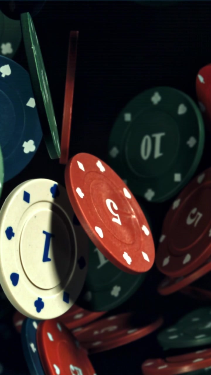 Fiches da poker da casinò colorate che cadono al rallentatore.