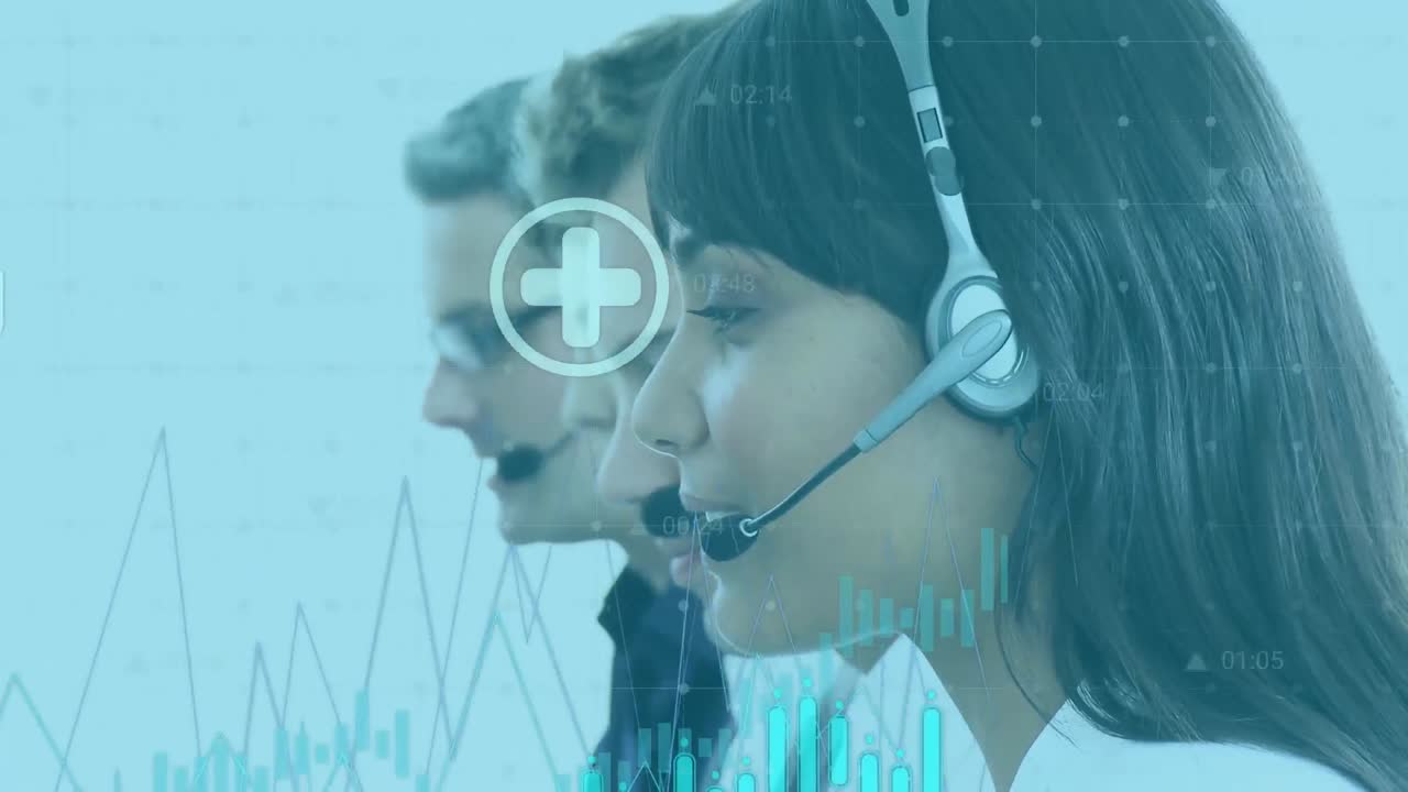 animación de gráficos e íconos moviéndose sobre agentes del centro de llamadas caucásicos hablando por auriculares