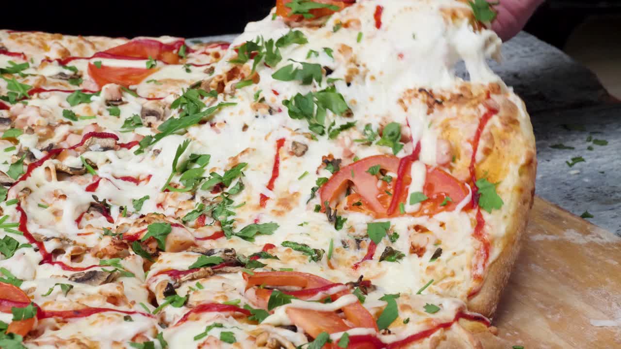 녹은 치즈와 토핑이 있는 맛있는 피자