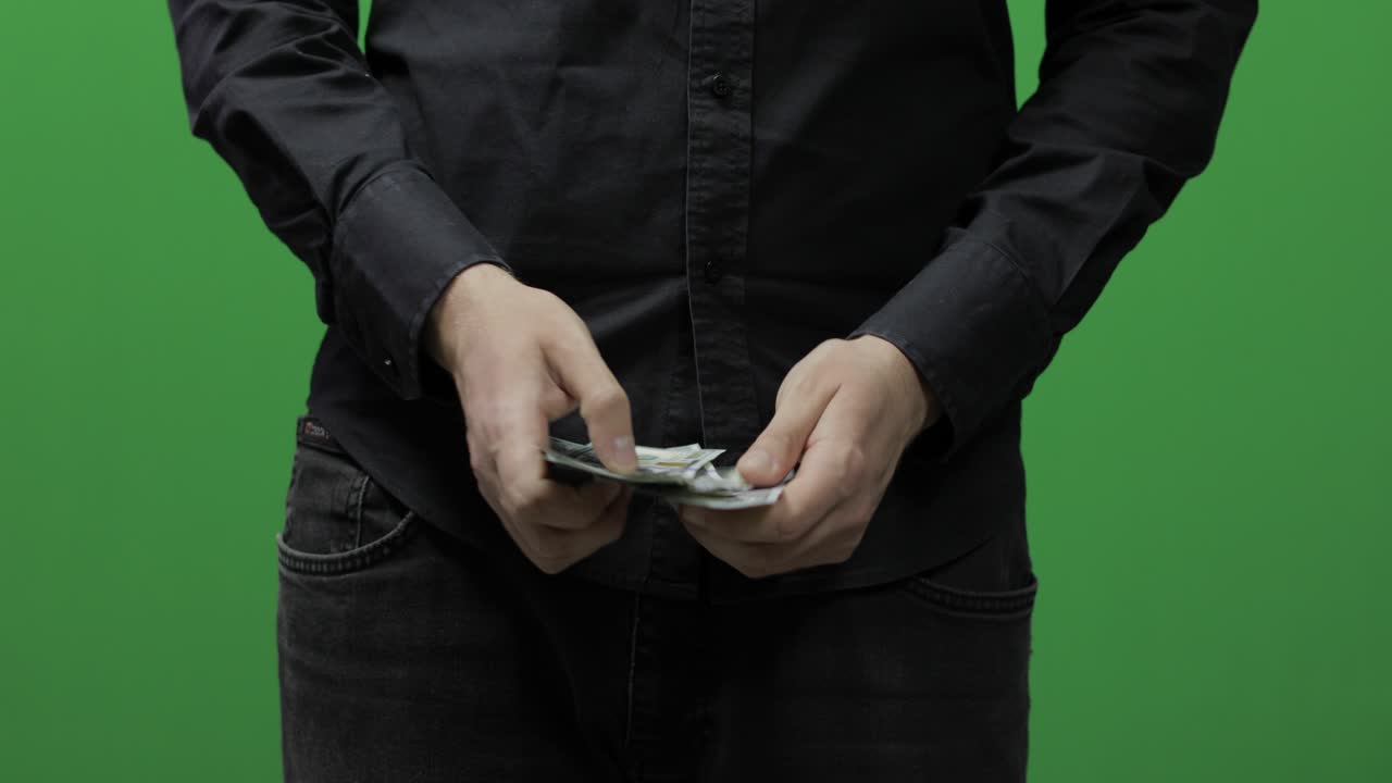 돈을 세는 녹색 화면: 현금으로 돈을 주고 선물 개념을 받으십시오.