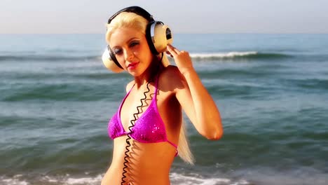 dama bailando en la playa 34